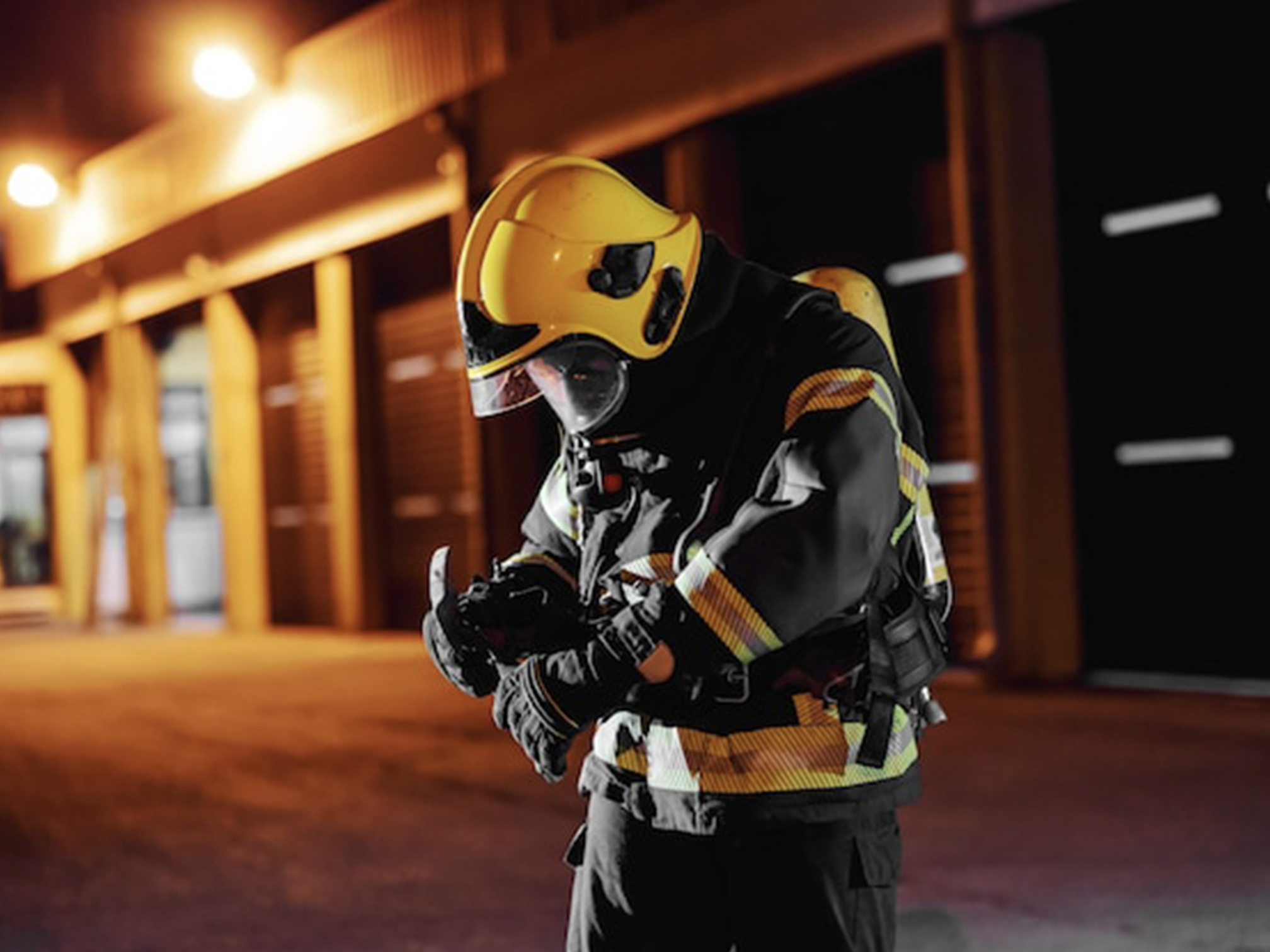 Bombero en uniforme